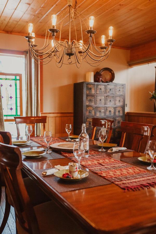 Ambleside Lodge Bed & Breakfast Canmore Exterior photo